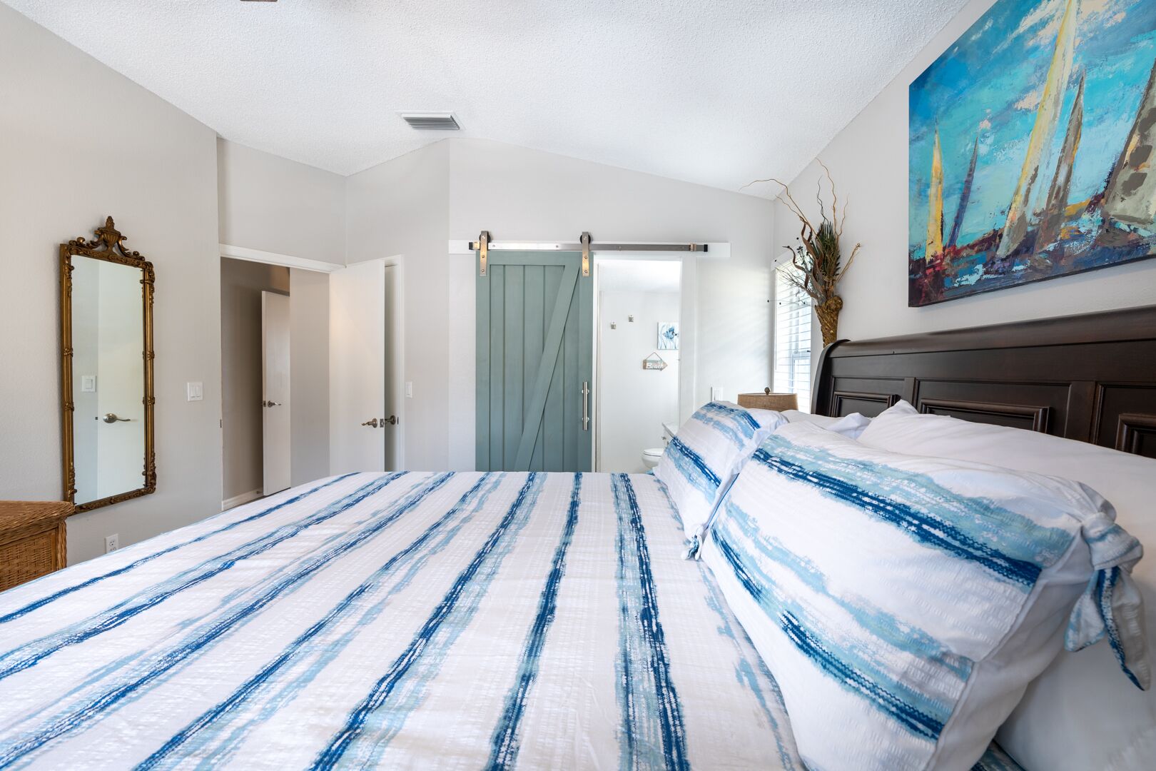 4 bedrooms, desk, iron/ironing board, travel crib