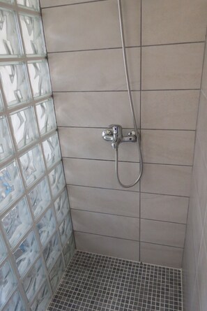 Shower, hair dryer, towels, soap - Traditional house with spectacular views (Alajeró)