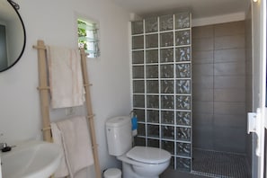Een douche, een haardroger, handdoeken, zeep