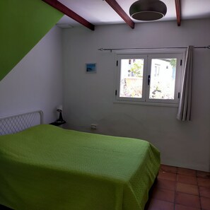 1 slaapkamer, een strijkplank/strijkijzer, gratis wifi, beddengoed