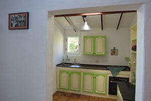 Frigorífico, horno, placa de cocina y cafetera o tetera