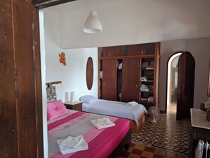 3 bedrooms, iron/ironing board, travel crib, WiFi - Typical Algarvian villa (Loulé)