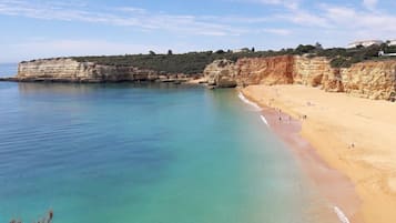 Una playa cerca