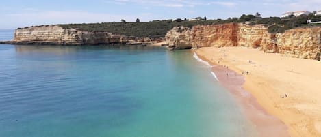 Una playa cerca