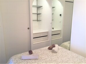 Iron/ironing board, travel crib, free WiFi, bed sheets - Vue mer exceptionnelle. WIFI. Tous confort (Bandol)