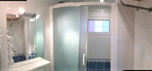 Chuveiro, secador de cabelo, toalhas de banho, sabonete