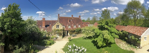 Large gentrified farmhouse nr trendy Bruton, 8 bedrooms, wild swimming, sauna. 