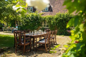Outdoor dining - Large gentrified farmhouse nr trendy Bruton, 8 bedrooms, wild swimming, sauna.  (Wincanton)