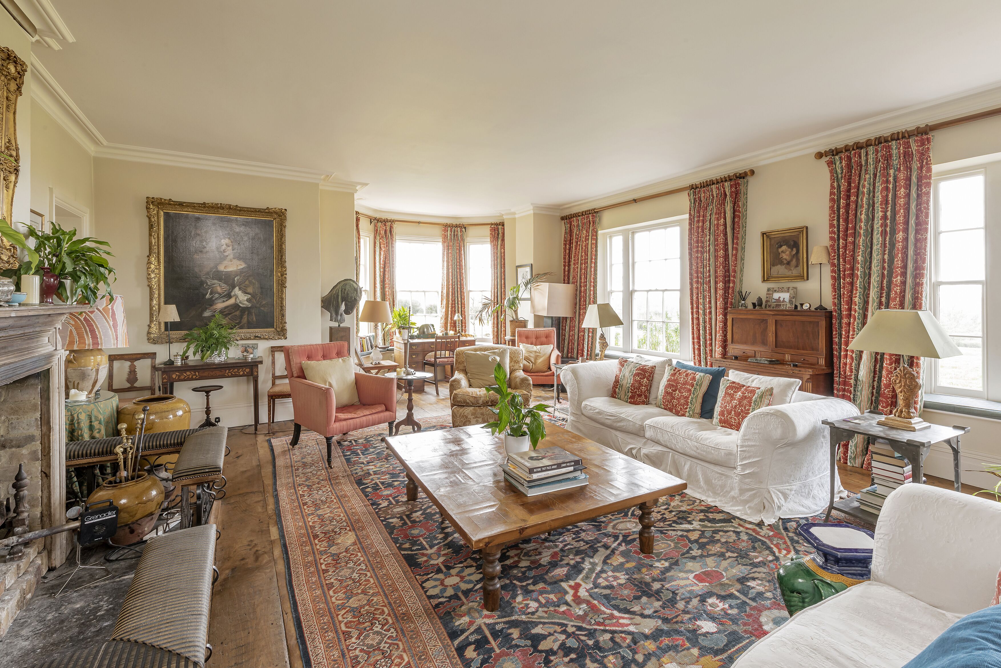 TV connectée, cheminée, lecteur de DVD, baby-foot