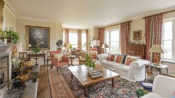 TV connectée, cheminée, lecteur de DVD, baby-foot