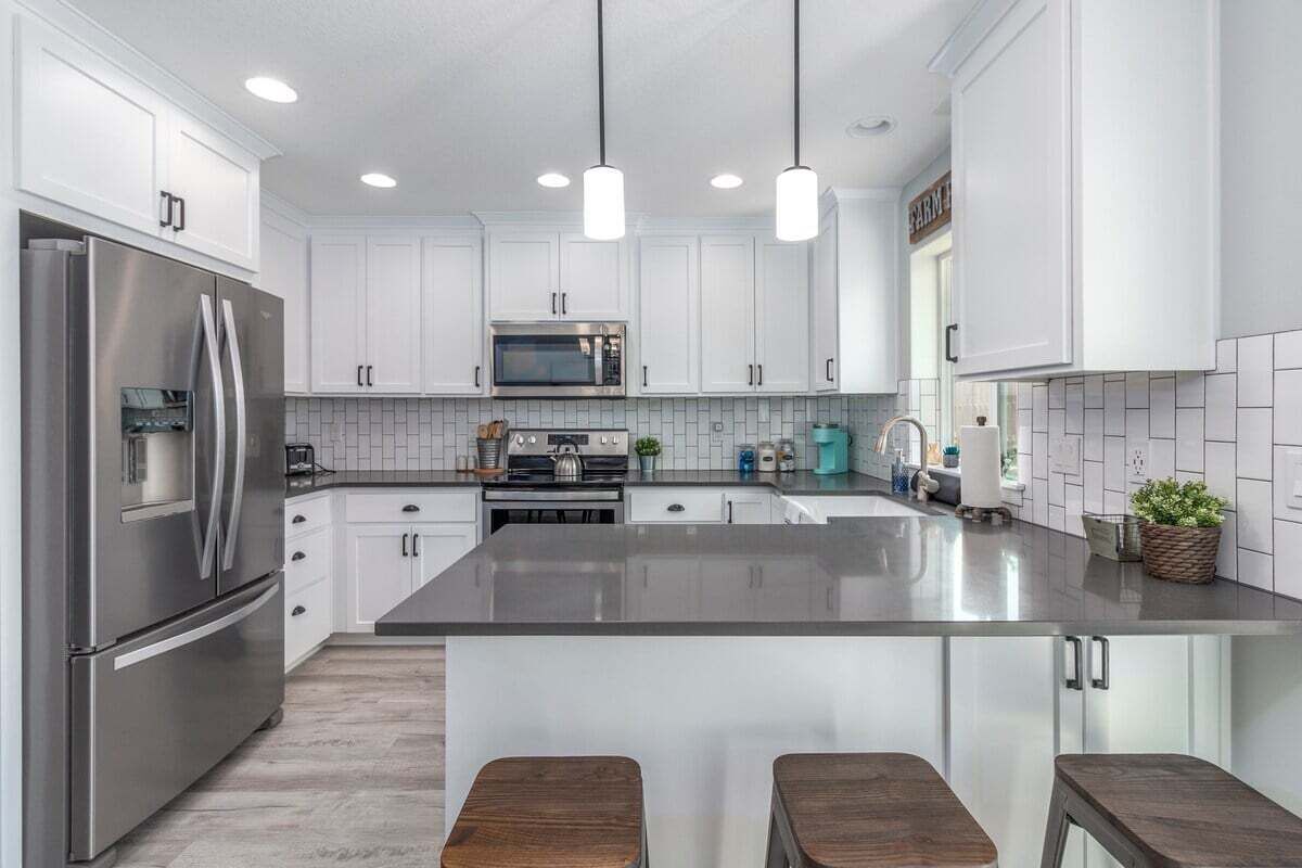 Kjøleskap, mikrobølgeovn, ovn og kokeplater