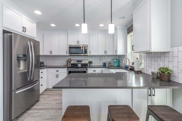 Refrigerador, microondas, horno y parrilla de estufa