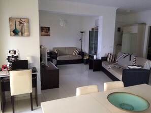 Exclusive Apartment | Living room | 92-cm Smart TV with satellite channels, TV - King Cleodora Residence (Serik)