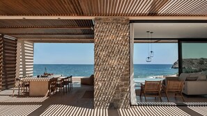 Outdoor dining - Seafront Villa - 50m from the beach (Mochlos)