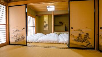 6 bedrooms, desk, free WiFi, bed sheets