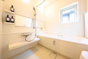 Kostenlose Toilettenartikel, Haartrockner, Handtücher