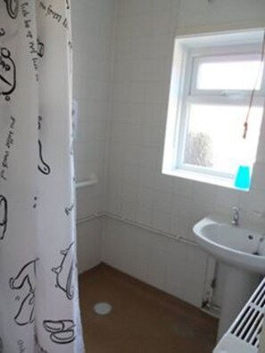 House, Multiple Beds | Bathroom | Shower, hair dryer, towels