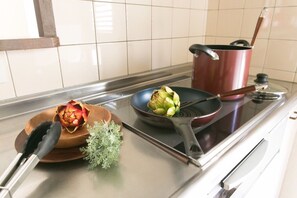 Réfrigérateur, four à micro-ondes, surface de cuisson