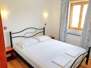 2 bedrooms, internet, bed sheets