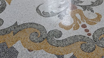 Un detallado suelo de mosaico con diseños geométricos y florales.
