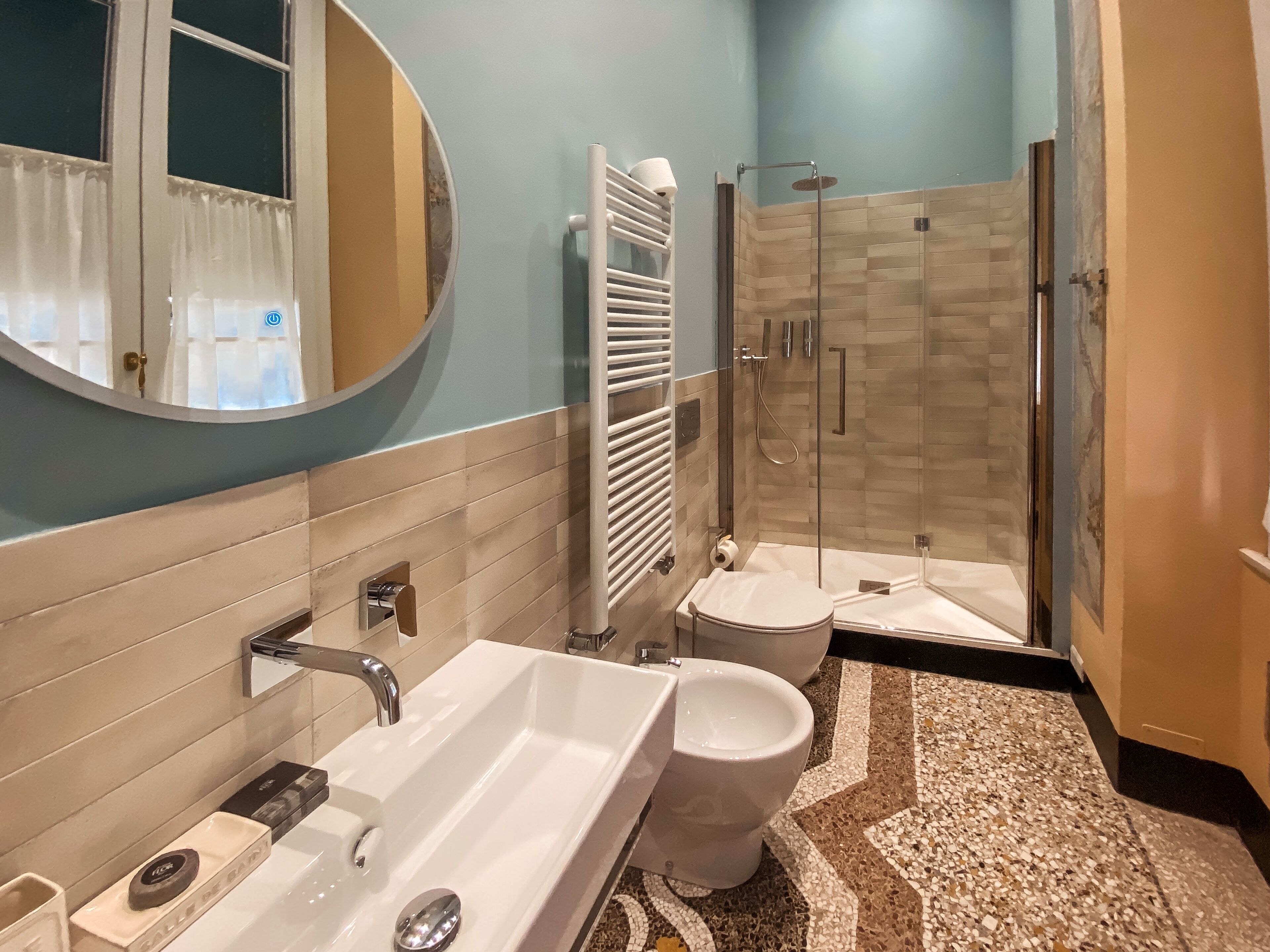 Ein Badezimmer mit Waschbecken, Toilette und Dusche.