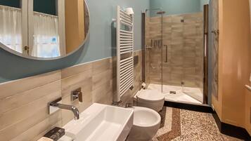 Ein Badezimmer mit Waschbecken, Toilette und Dusche.