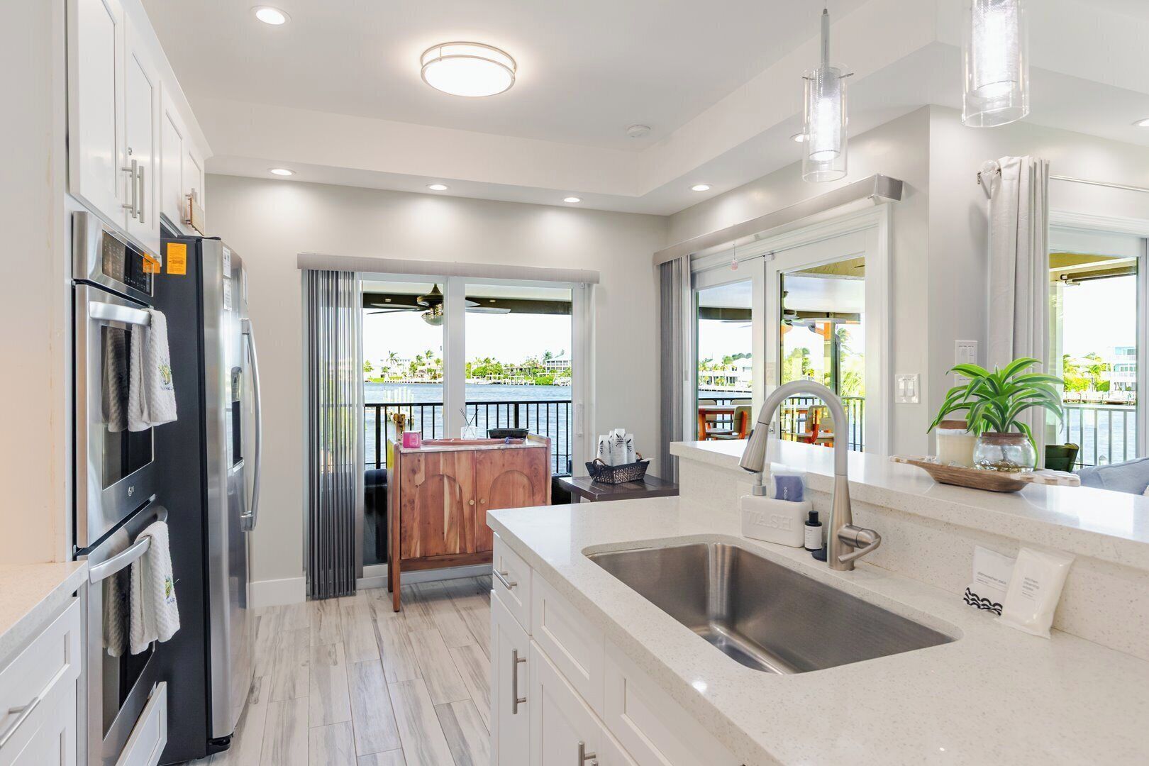 Ovn, kokeplater, kaffetrakter/tekoker og kjøkkenutstyr