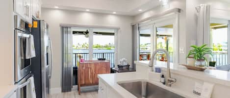 Horno, parrilla de estufa, cafetera y tetera y utensilios de cocina