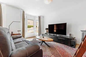 TV connectée, cheminée, écrans d'ordinateur, imprimantes