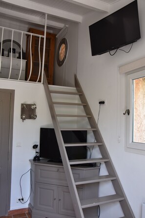 Interior - Petit Fleur Studio with Terrace (Ampus)