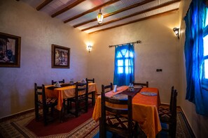 包每日當地菜式早餐