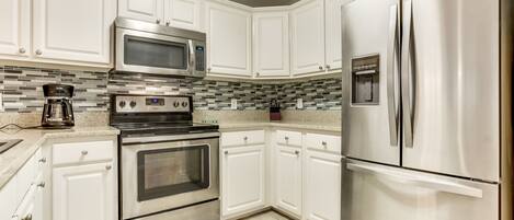 Kühlschrank, Mikrowelle, Ofen, Herdplatte