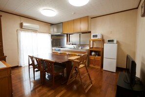 Køleskab, mikrobølgeovn, kogeplade, køkkentøj/tallerkener/redskaber