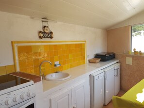 Mikrobølgeovn, ovn, kokeplater og oppvaskmaskin