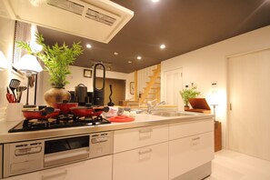 Réfrigérateur, micro-ondes, plaque de cuisson