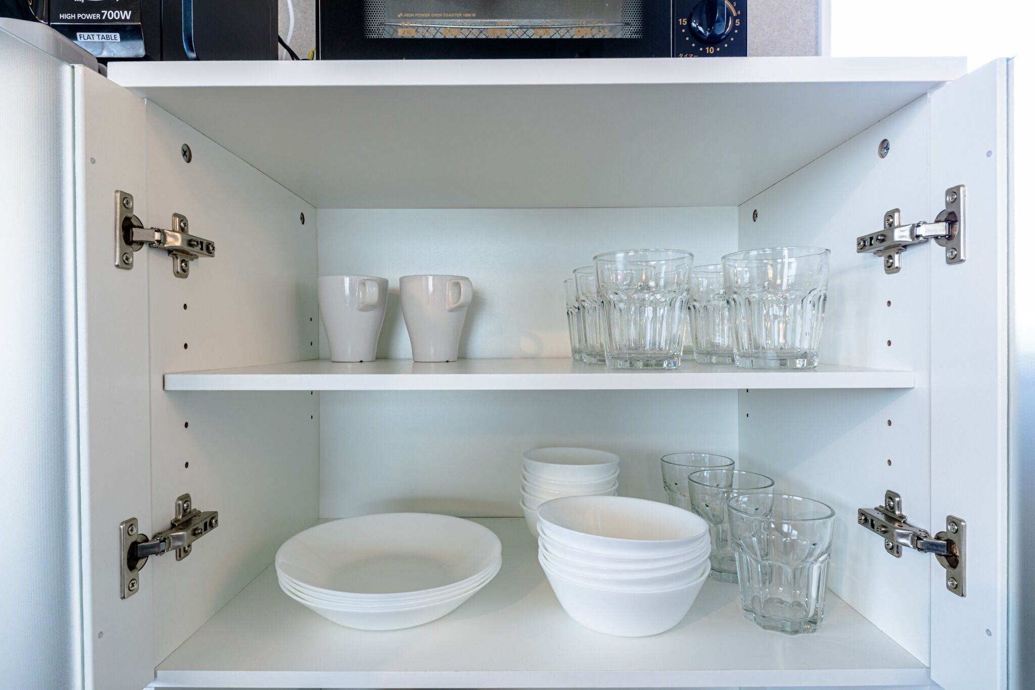 Refrigerador, microondas, placa de cocina, utensilios de cocina