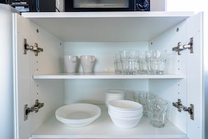 Refrigerador, microondas, placa de cocina, utensilios de cocina