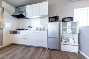 Refrigerador, microondas, placa de cocina, utensilios de cocina