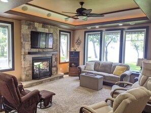 TV connectée, cheminée, table de tennis de table, livres