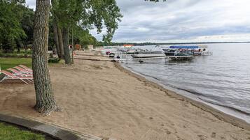 Beach nearby, sun loungers, beach towels