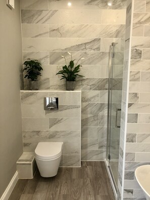 Badewanne, Haartrockner, Handtücher