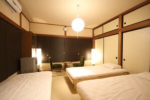 6 bedrooms, desk, iron/ironing board, free WiFi