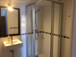 Ensemble douche/baignoire, sĂšche-cheveux, bidet