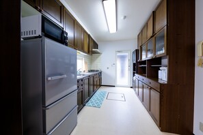 Refrigerador, microondas, placa de cocina, utensilios de cocina