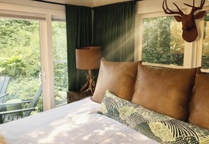 3 soverom, skrivebord, strykejern/-brett og reiseseng for barn