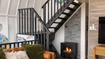 TV connectée, cheminée, livres, enceintes connectées