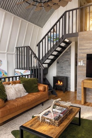 Smart-TV, peis, bøker og smarthøyttalere