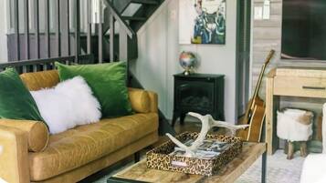 Smart TV, fireplace, books, smart speakers