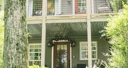 Live-in Art Gallery in Downtown Highlands / Walk to Main Street / Mountain Views