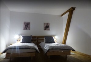 2 bedrooms, iron/ironing board, travel cot, free WiFi